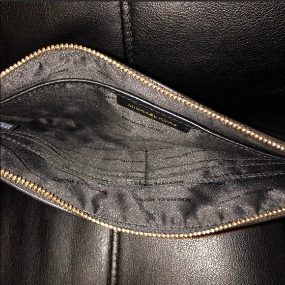 ✅✅ BEAUTIFUL MICHAEL KORS CLUTCH😍😍 - Picture 4 of 4